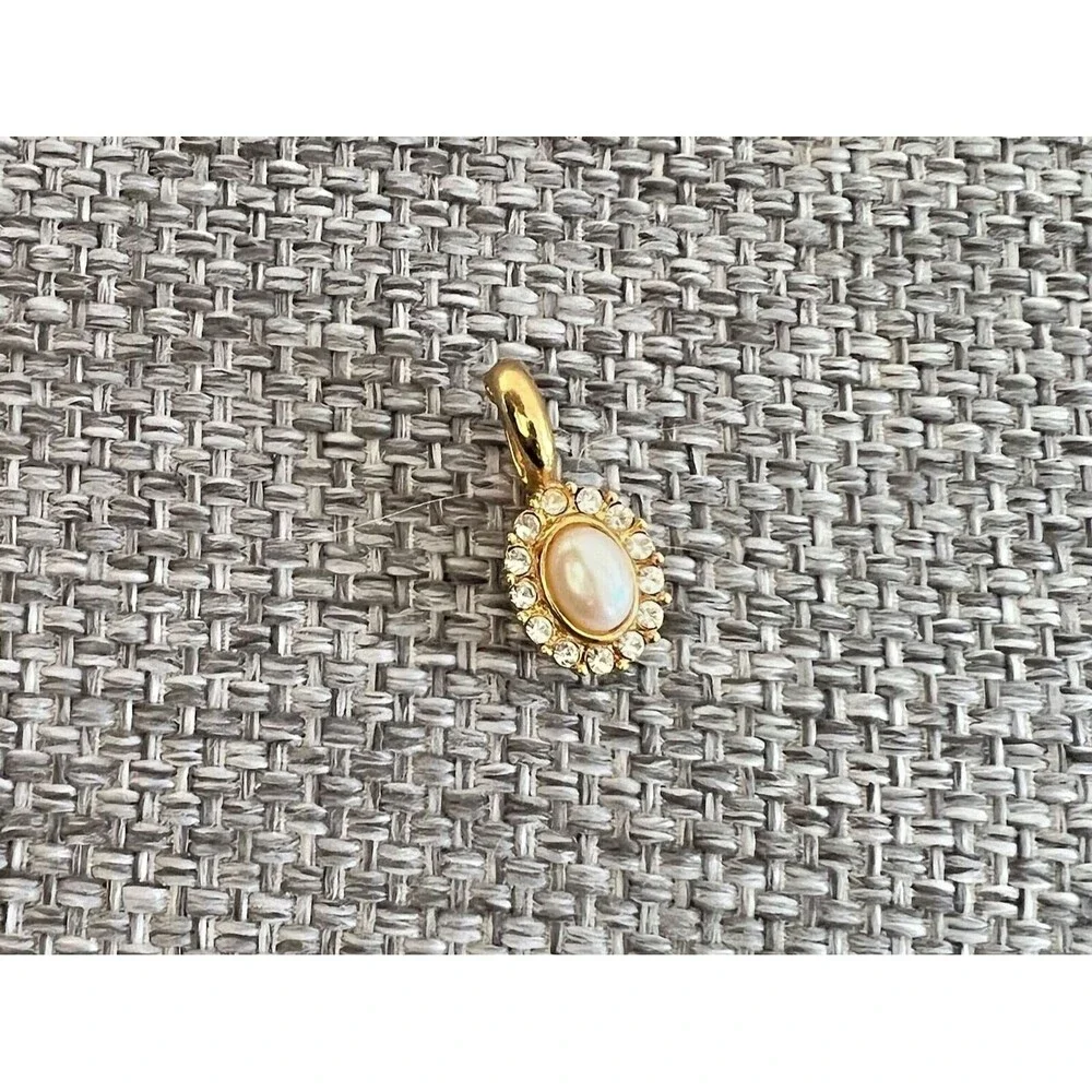 Vtg 80s small gold tone pearl rhinestone necklace‎ pendant lavish ornate shiny